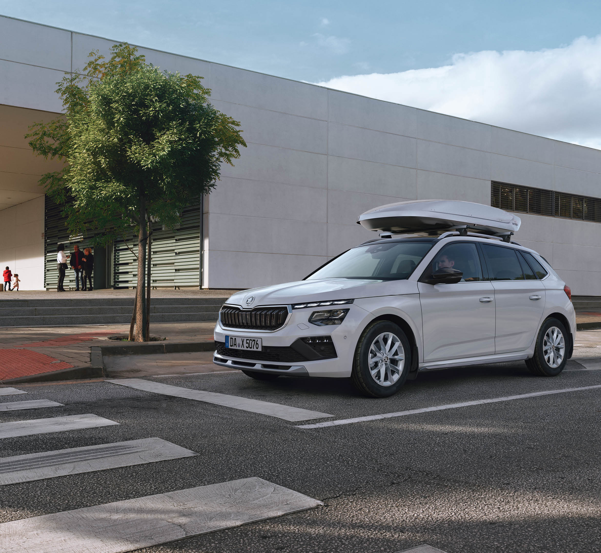 Exterior mirror caps 654072530A, Mud flaps front - 658075111, Mud flaps rear 658075101A,  Roof box 380l silver 5L6071175,  Italia silver metallic alloy wheels 654071496L8Z8